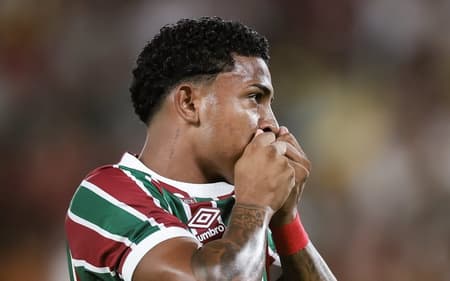 John Kennedy comemora seu gol pelo Fluminense no Brasileirão