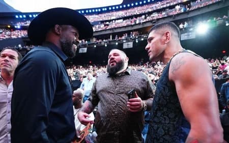 Jon Jones e Alex Poatan durante o Noche UFC (Foto: Jeff Bottari/UFC)