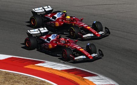 Lewis Hamilton e Charles Leclerc, da Ferrari, no GP dos Estados Unidos pela F1 2025 (Foto: Clive Mason/Getty Images/AFP)