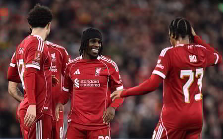 Frimpong marcou um dos gols do Liverpool sobre o Barnsley em Anfield (Foto: PETER POWELL / AFP)