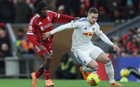 Frimpong e Gudmundsson disputam bola em Liverpool x Leeds na Premier League (Foto: Darren Staples / AFP)