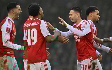 Jogadores do Arsenal comemoram gol de Gabriel Martinelli sobre o Portsmouth pela Copa da Inglaterra (Foto: Glyn KIRK / AFP)