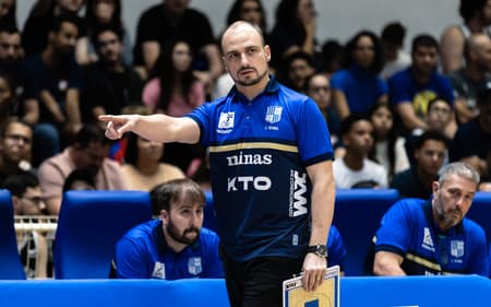 Leonardo Costa, técnico do Minas, em ação contra o Mogi pelos playoffs do NBB (Foto: Hedgard Moraes/MTC)