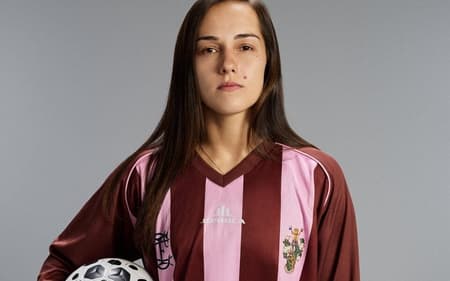 Nicole, goleira do Corinthians, com a camisa do Corinthian-Casuals. (Foto: Corinthians/Divulgação)