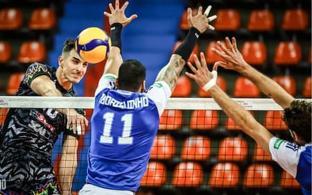 Cruzeiro em quadra contra o Perugia no Mundial de Vôlei (Foto: Volleyball World)