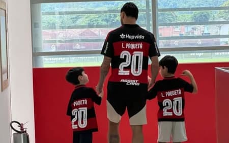 Paquetá no Ninho do Urubu com a camisa do Flamengo (Foto: Reprodução)