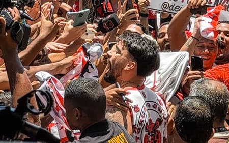 Paquetá no meio da torcida do Flamengo no aeroporto (Foto: Lucas Bayer/Lance!)