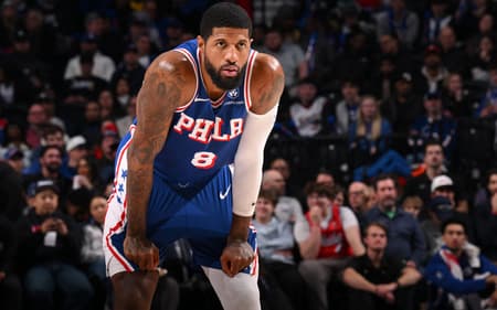 Paul George em ação pelo Philadelphia 76ers contra o Sacramento Kings na NBA (Foto: David Dow/NBAE via Getty Images/AFP)