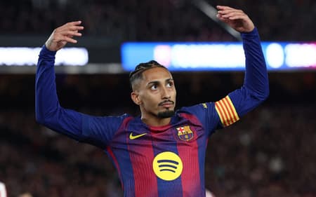 Raphinha comemora vitória em La Liga (Foto: Josep LAGO / AFP)