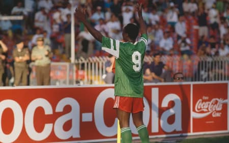 Roger Milla comemora gol por Camarões na Copa do Mundo de 1990