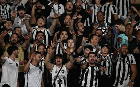 Torcida do Botafogo no estádio Centenário no jogo contra o Peñarol na Libertadores