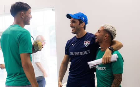 Zubeldía é recebido pelos jogadores do Fluminense (Foto: Marina Garcia/ Fluminense FC)