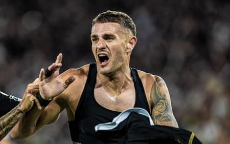 Vegetti, do Vasco, comemora seu contra o Fluminense pela Copa do Brasil