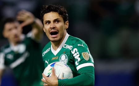 Raphael Veiga comemora seu gol em Palmeiras x LDU pela semifinal da Libertadores