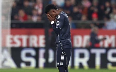 Vini Jr lamentando o empate do Real Madrid diante o Elche, em La Liga (Foto: Josep Lago/AFP)