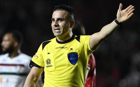 Piero Maza apitará o jogo entre Botafogo e Nacional Potosí (Foto: Luis Robayo / AFP)