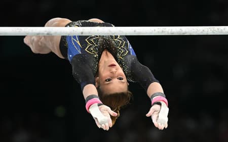 Jade Barbosa compete nas barras assimétricas da ginástica artística feminina nos Jogos Olímpicos de Paris 2024, na Arena Bercy, em Paris. (Foto: Paul ELLIS/AFP)