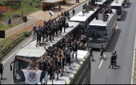 Torcida do Corinthians chegando ao Mané Garrincha em Brasília