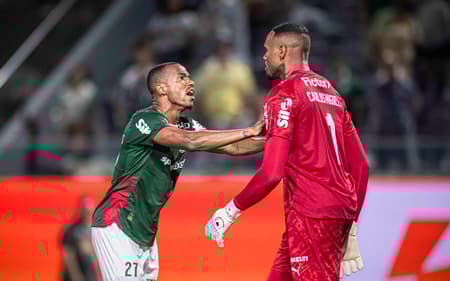 Marlon Freitas orienta Carlos Miguel na vitória do Palmeiras (Foto: Anderson Lira/Código19/Gazeta Press)