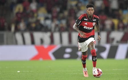 Vitão fez seu primeiro jogo com a camisa do Flamengo (Foto: Thiago Ribeiro/ Agif/Gazeta Press)