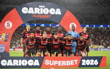 Time do Flamengo perfilado antes do duelo com o Fluminense (Foto: DELMIRO DOS SANTOS JUNIOR/MOCHILA PRESS/GazetaPress)