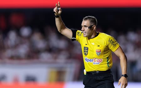 Árbitro João Vitor Gobi comanda a partida entre o Santos e o São Paulo, pelo Paulistão. (Foto: Vilmar Bannach/Ekobanpress)