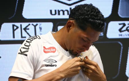 Rony é apresentado no Santos em coletiva de imprensa realizada nesta terça-feira (3), na Vila Belmiro. (Foto: Mauricio De Souza/ Agif/Gazeta Press)