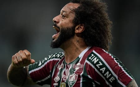 Marcelo com a camisa do Fluminense (Foto: Thiago Ribeiro/Agif/Gazeta Press)