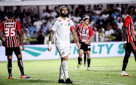 Gabriel Barbosa durante clássico contra o São Paulo, na Vila Belmiro. (Foto: Luccas Souza/MyPhoto Press/Gazeta Press)