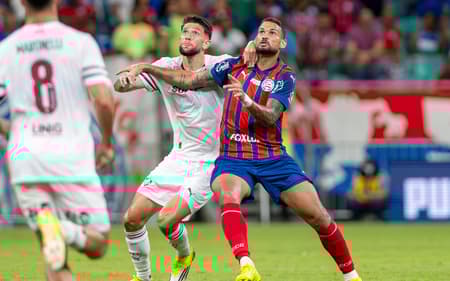 Willian José e Jammes disputam bola pelo alto (Foto: Fillipe Alves/Agência F8/Gazeta Press)
