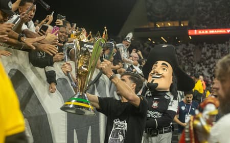 Gabriel Paulisa entre os torcedores com a taça da Supercopa Rei (Foto: Jefferson José/RP Fotopress/Gazeta Press)