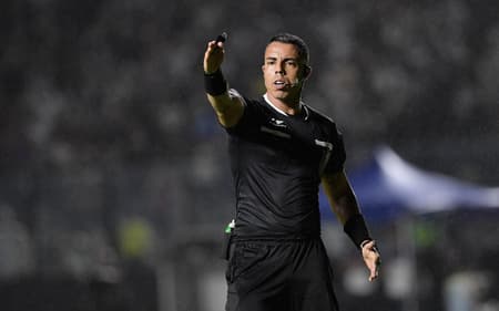 Yuri Elino será o árbitro do jogo entre Vasco e Botafogo (Foto: Thiago Ribeiro/AGIF/GazetaPress)