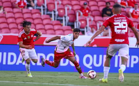 Lucas Hian, do São Luiz, tenta vencer marcação de Bernabei