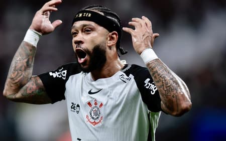 Memphis Depay perdeu pênalti no clássico (Foto: Marcello Zambrana/ Agif/Gazeta Press)