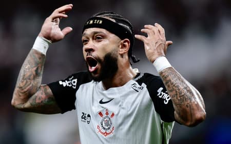 Memphis Depay perdeu pênalti no clássico (Foto: Marcello Zambrana/ Agif/Gazeta Press)