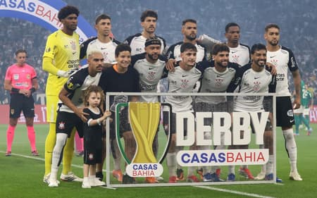 Time do Corinthians perfilado antes do clássico (Foto: Theo Daolio/Ekobanpress)