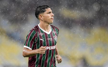 Savarino com a camisa do Fluminense (Foto: Thiago Ribeiro/Agif/Gazeta Press)