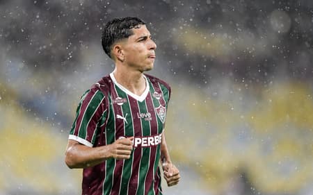 Savarino com a camisa do Fluminense (Foto: Thiago Ribeiro/Agif/Gazeta Press)