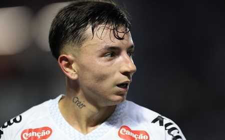 Barreal em duelo do Santos contra o São Paulo, na Vila Belmiro. Jogador foi relacionado para jogo contra o Athletico-PR, pelo Brasileirão. (Foto: Marcello Zambrana/Agif/Gazeta Press)