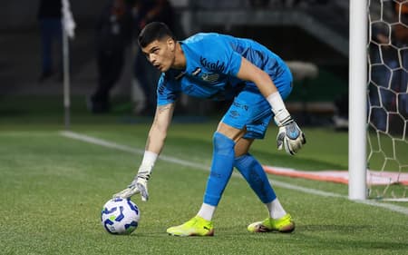 Gabriel Brazão acumula 95 jogos com a camisa do Santos. (Foto: LEO BARRILARI/Gazeta Press)
