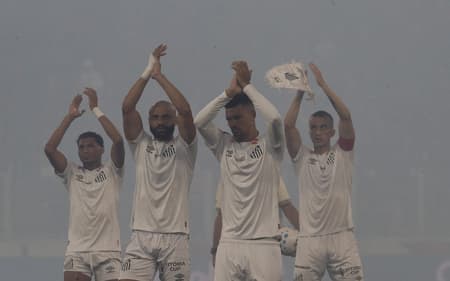 Jogadores do Santos antes do duelo com o Athletico (Foto: Hedeson Alves/ Agif/Gazeta Press)
