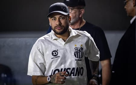 Neymar no gramado da Vila Belmiro antes do duelo contra o Novorizontino, pelo Paulistão. (Foto: Marcus Viniccius/MyPhoto Press/Gazeta Press)