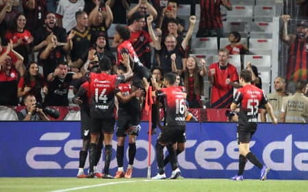Jogadores do Athletico comemoram gol da vitória diante do Santos, na Arena da Baixada. (Foto Luiz Delgado/Agência F8/Gazeta Press)