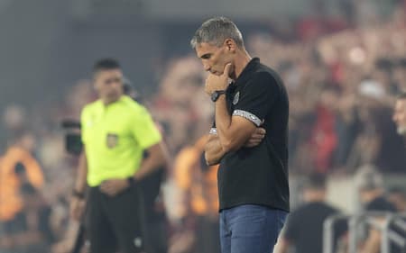 Vojvoda durante partida do Santos diante do Athletico. (Foto: Hedeson Alves/ Agif/Gazeta Press)