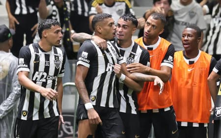 Jogadores do Atlético-MG comemoram gol (Foto: Gilson Lobo/Agif/Gazeta Press)