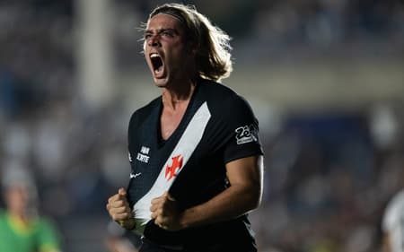 Spinelli marcou seu primeiro gol pelo Vasco (Foto: Jorge Rodrigues/ Agif/Gazeta Press)