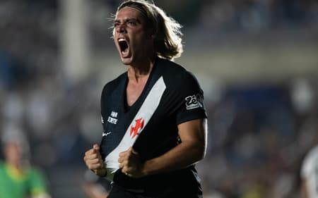 Spinelli marcou seu primeiro gol pelo Vasco (Foto: Jorge Rodrigues/ Agif/Gazeta Press)