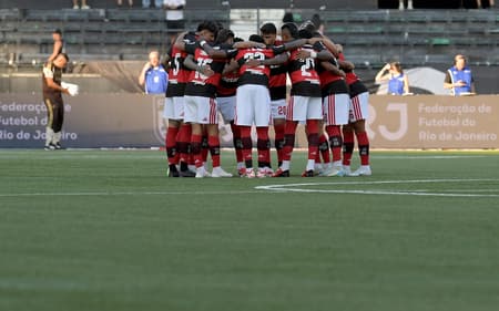 Jogadores do Flamengo antes do duelo com o Botafogo (Foto: Dhavid Normando/Código19/Gazeta Press)