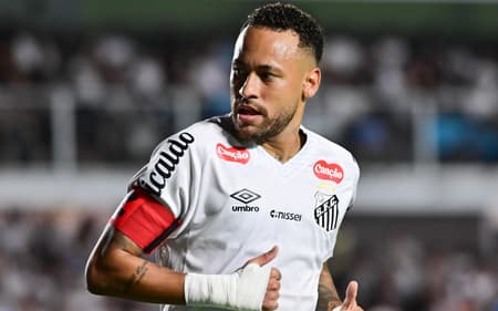 Neymar retorna ao Santos depois de dez jogos e faz a estreia na temporada. (Foto: Jota Erre/ Agif/Gazeta Press)