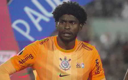 Hugo Souza foi ofendido ao término do jogo (Foto: Theo Daolio/Mochila Press/Gazeta Press)